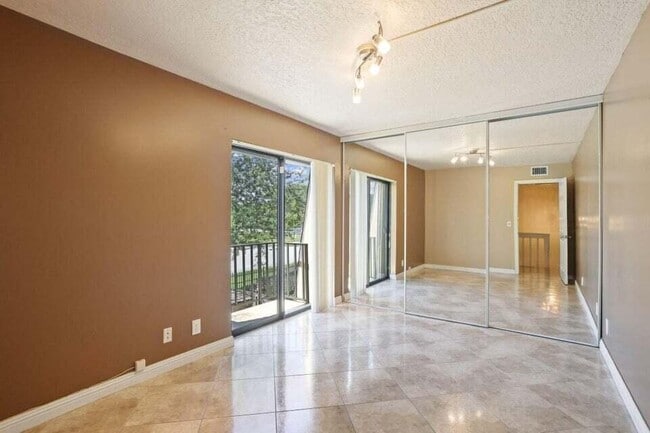 Foto del edificio - 302 Woodland Rd
