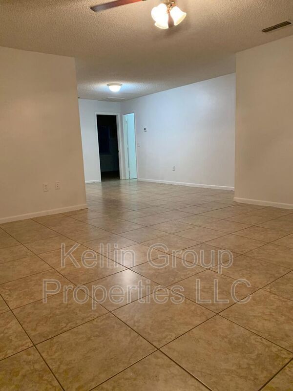 Foto del edificio - 858 Fox Lake Dr