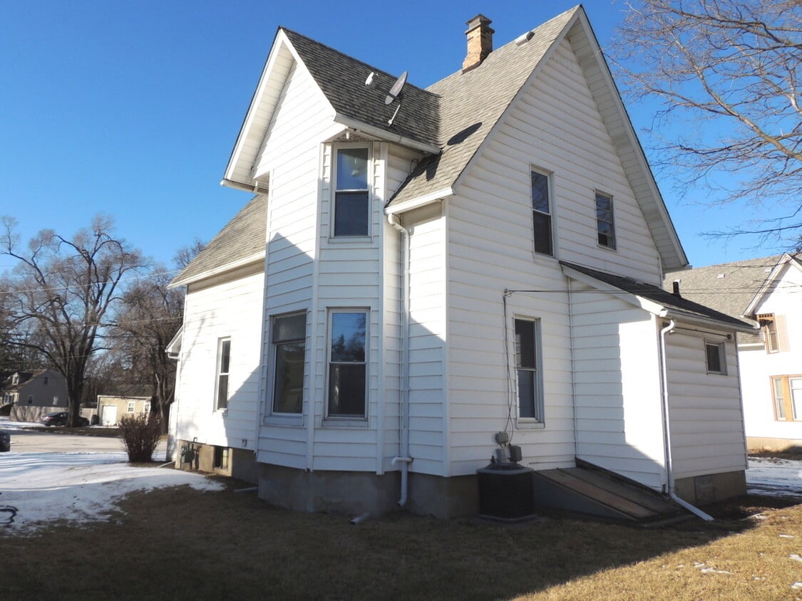 Building Photo - 638 Leonard Ave