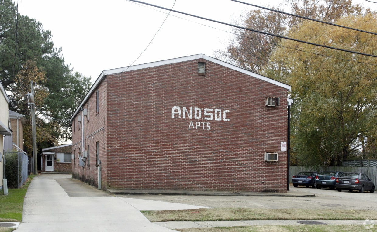 Building Photo - 5537 Iowa Ave