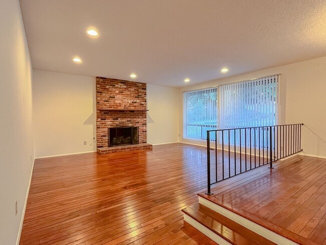 Building Photo - Charming 3bd/2bth Rambler in Tam o'Shanter in Redmond $3,795/mo