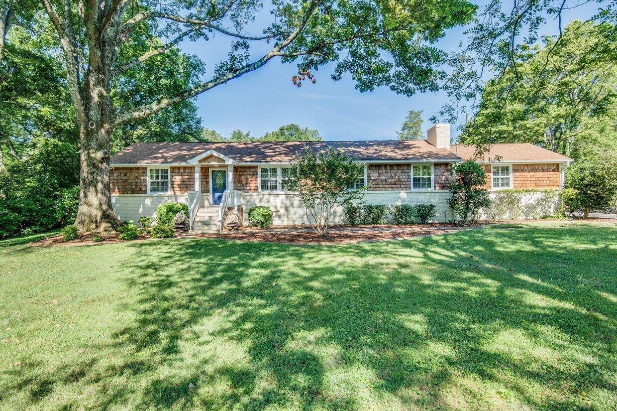 Foto principal - 641 Brook Hollow Rd
