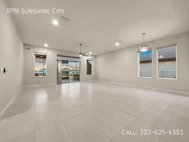 Building Photo - 13413 Palmera Vista Dr