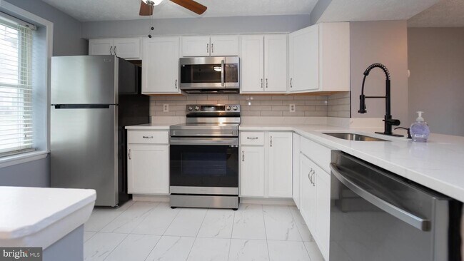 Foto del edificio - 8320 Bark Tree Ct