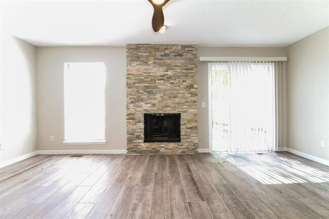 Foto del edificio - 1102 Swan Lake Rd