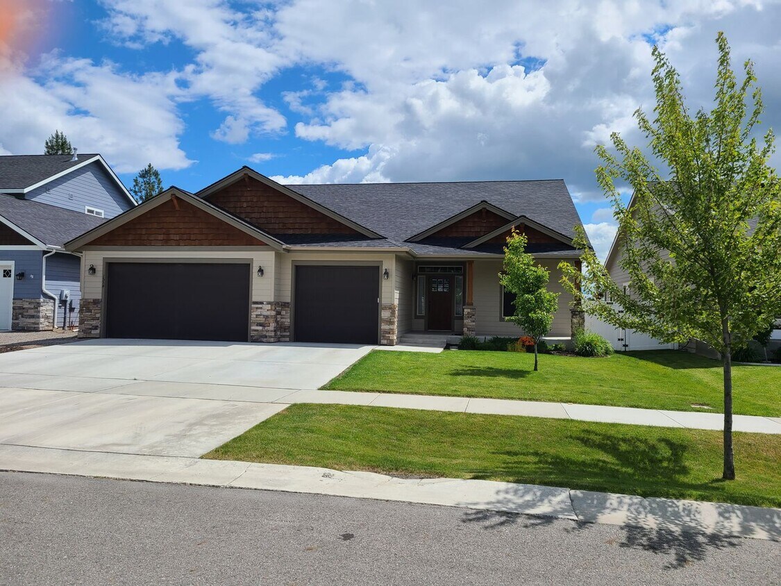 Foto principal - Beautiful Custom 3 bedroom 2 bath Home for...