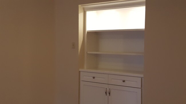 Foto del edificio - 2102 Rolling Glen Dr