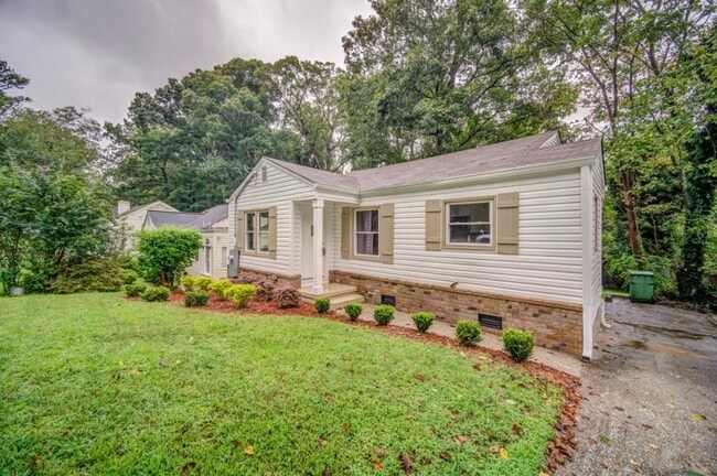 Photo - 1384 Westmont Rd SW House