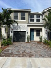 Building Photo - 136 SW 170th Ave