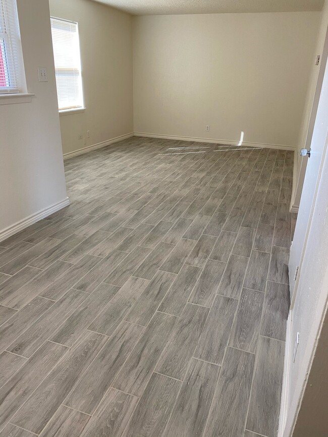 Comedor & Sala de estar con pisos cerámicos - Lions Court Apartments