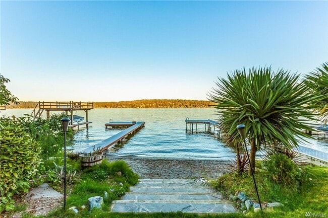 Building Photo - Stunning Lake Sammamish 50 Foot Waterfront...