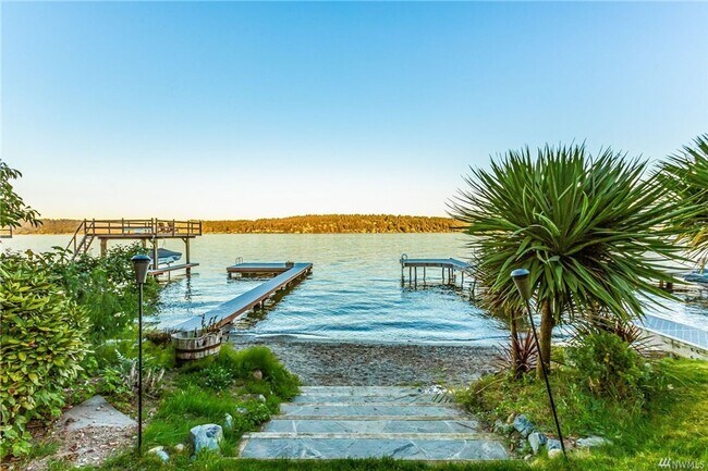 Foto del edificio - Stunning Lake Sammamish 50 Foot Waterfront...