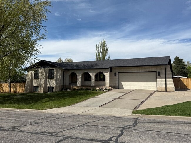 Building Photo - Comfortable 5 Bed / 4 Bath Home with Dual Kitchens & Garage