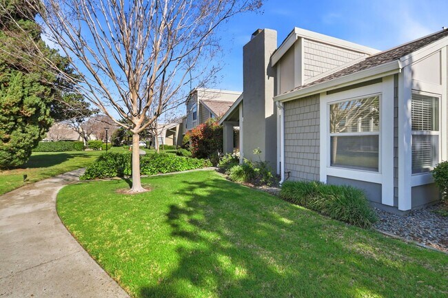Building Photo - Updated Townhome in Lake Santa Clara HOA