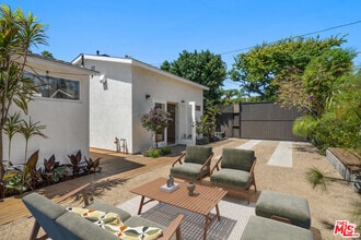 Building Photo - 2425 Cloy Ave