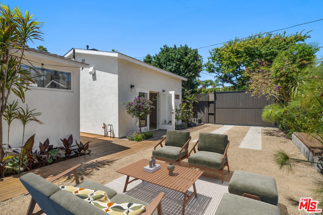 Primary Photo - 2425 Cloy Ave