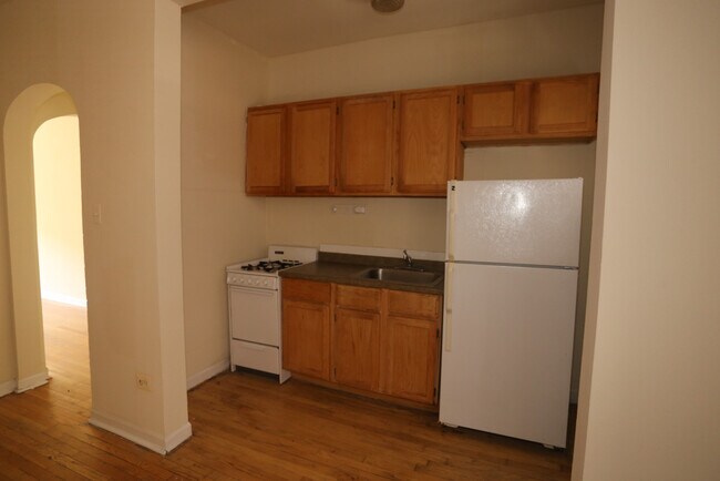 Building Photo - 722 W Barry Ave