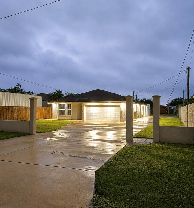 Building Photo - 4304 W Rogers Rd