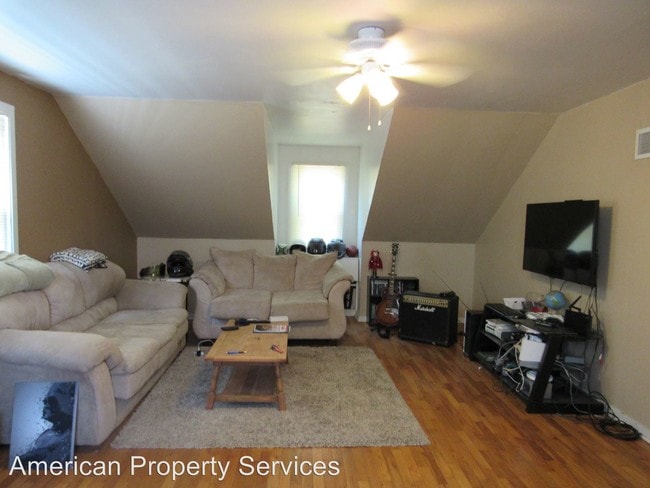 Building Photo - 709 Bluemont Ave