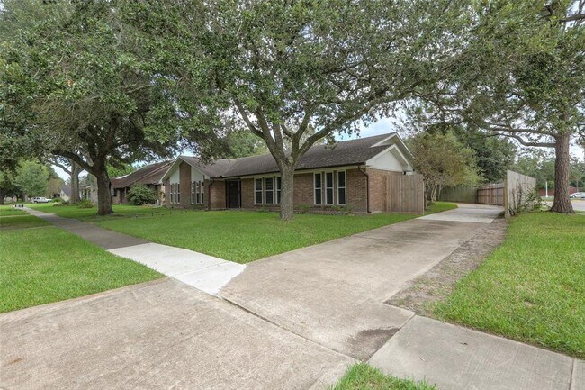Building Photo - 5851 Paisley St