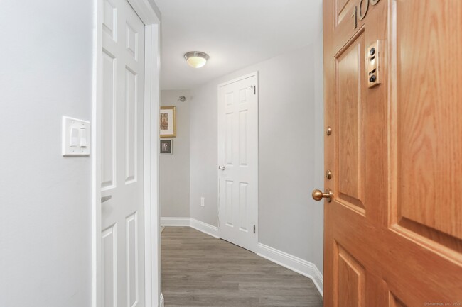 Building Photo - 127 Greyrock Pl