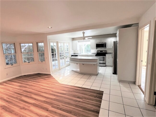 Building Photo - 11573 Viking Ave