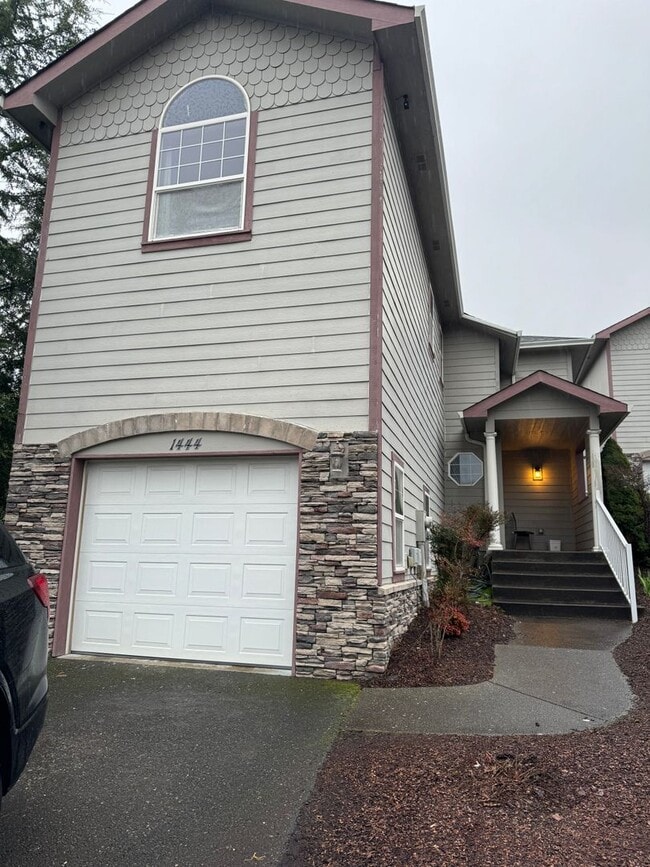 Building Photo - 3 bedroom 2 1/2 bath two story in Nice Roseburg HOA