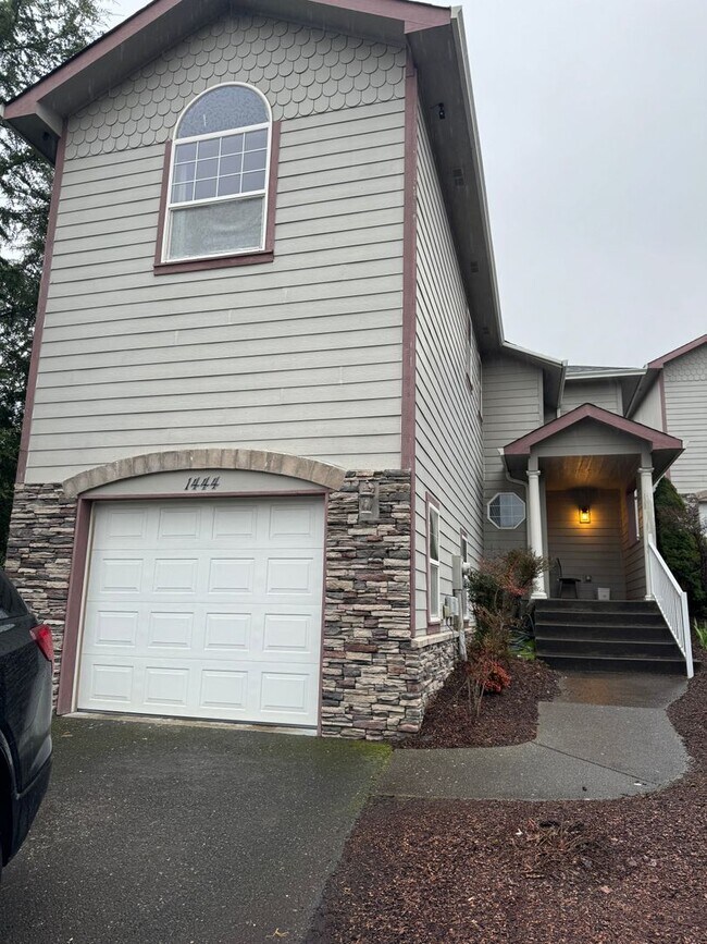 Foto del edificio - 3 bedroom 2 1/2 bath two story in Nice Roseburg HOA