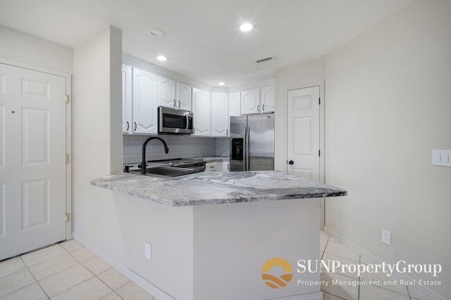 Building Photo - Luxury Condo In Desirable Salt Lake Community