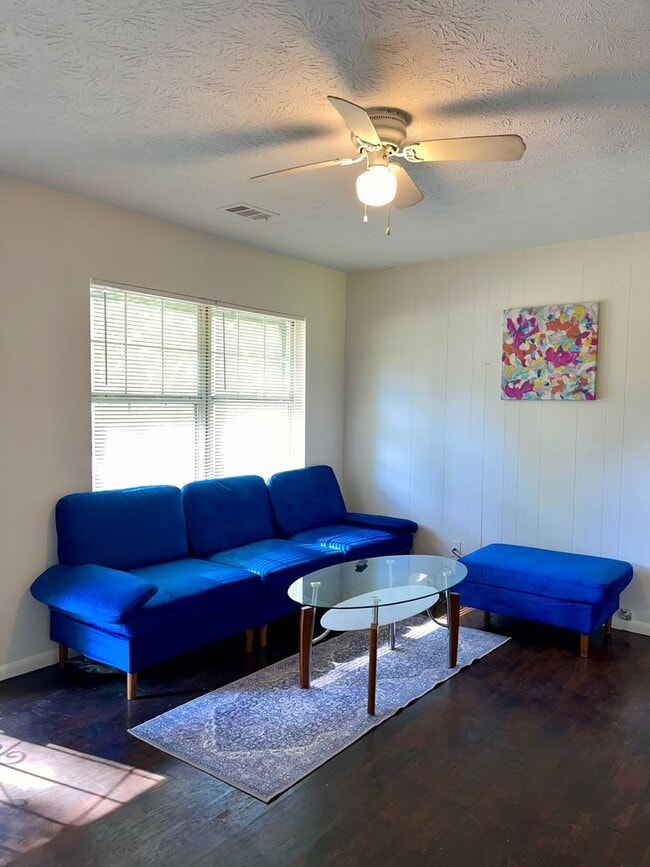 Building Photo - Fully Furnished Short Term Rental Home!