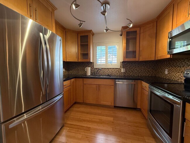 Building Photo - Bright Updated 1 Bedroom 1 Bath Condo in North San Jose
