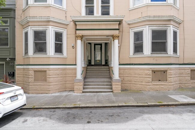 Foto del edificio - Large, pet friendly 2BR with hardwood floors and laundry in unit