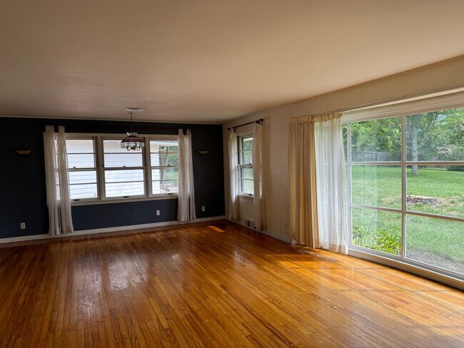 Building Photo - Single Family Home - Available For Rent!