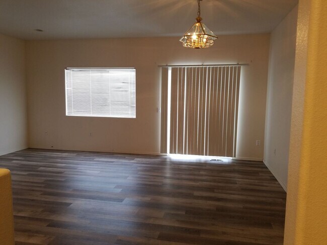 Foto del edificio - 1706-1708 W Peninsula Dr