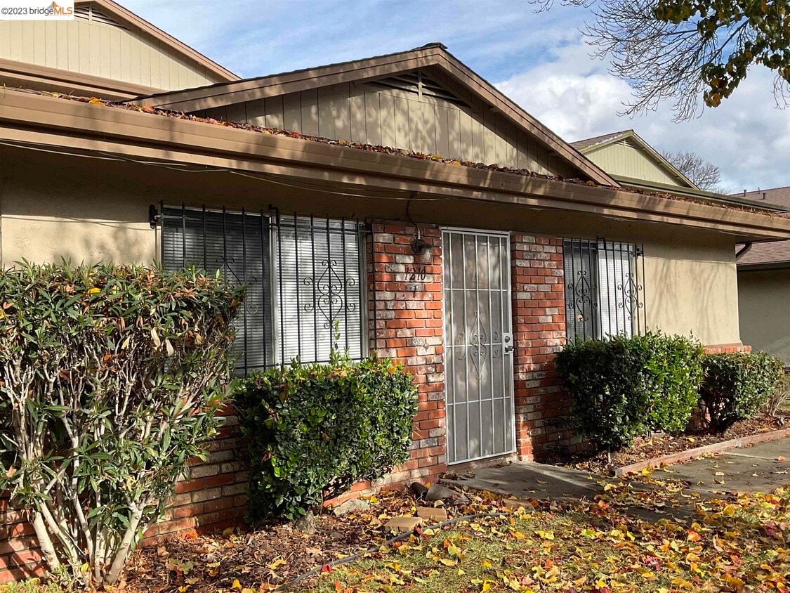 Primary Photo - 1210 Sycamore Dr