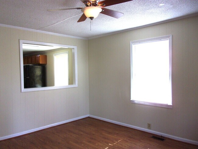 Foto del edificio - Recently Updated with Large Backyard and Deck