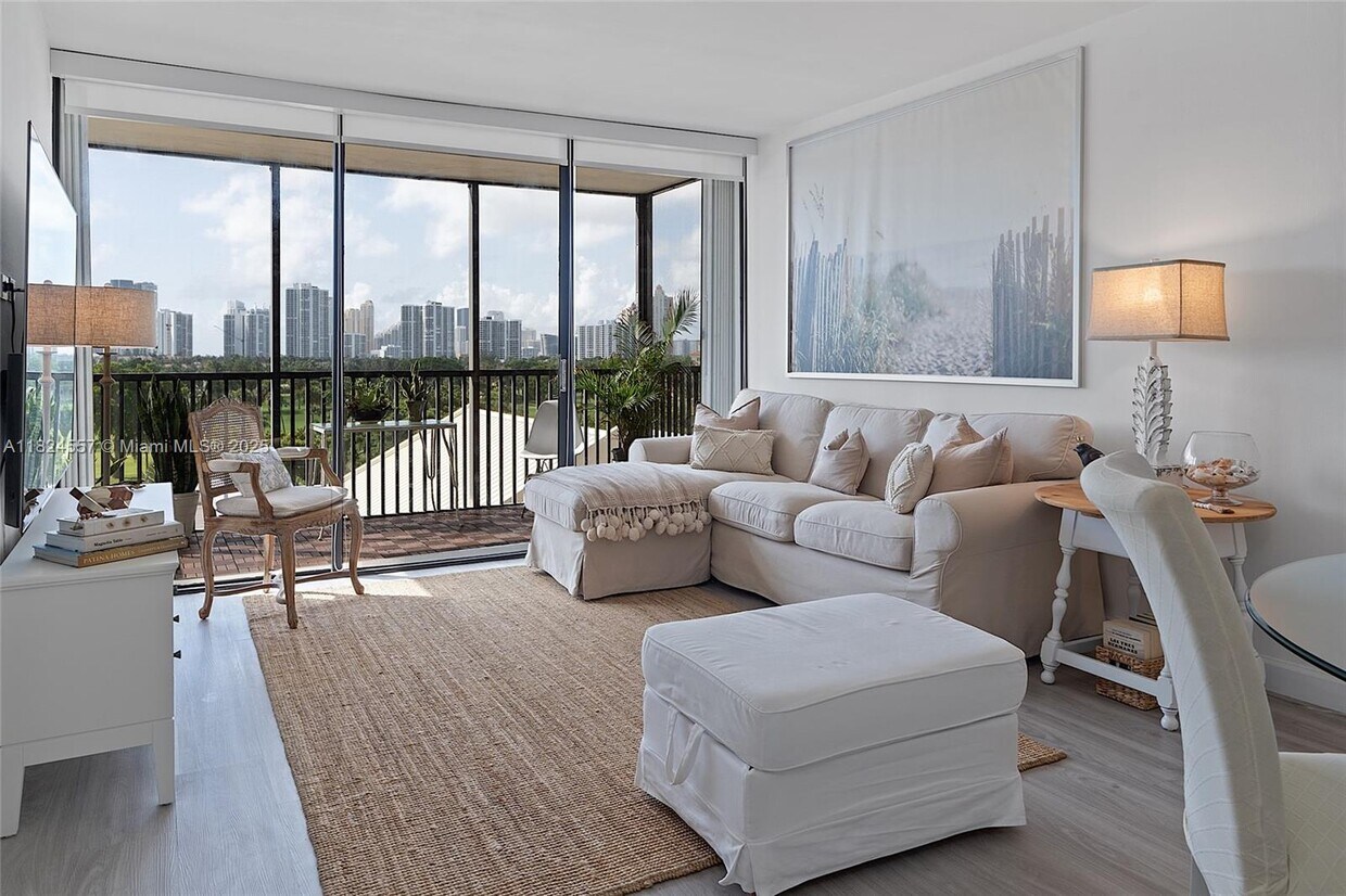 Foto principal - 20301 W Country Club Dr