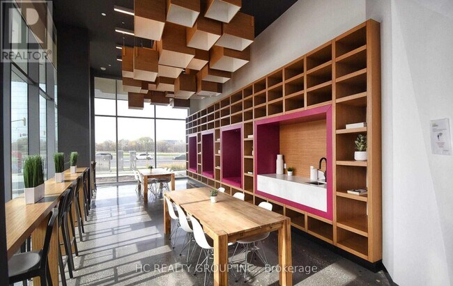 Photo du bâtiment - 10 Rouge Valley Dr W