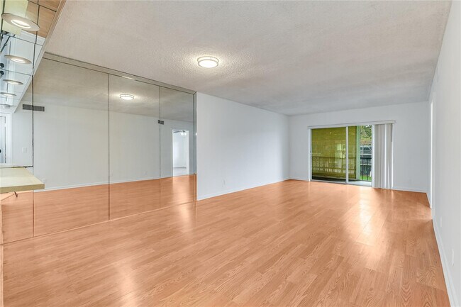 Foto del edificio - 8940 S Hollybrook Blvd