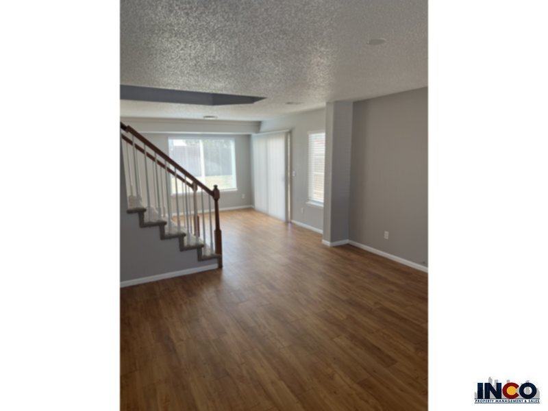 Foto principal - Three bedroom three bath 2- story home wit...