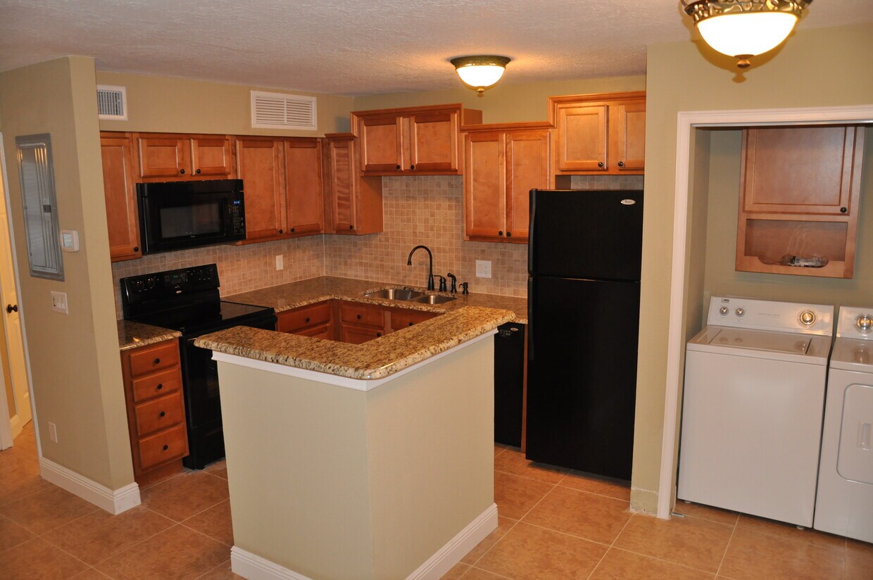 Breakfast Bar - 380 Lakepointe Dr