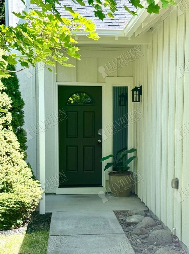Building Photo - 3 BR Home with Private Backyard Retreat in Desirable SW Bend