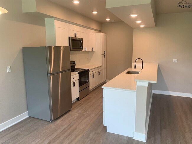 Building Photo - 438 W College St