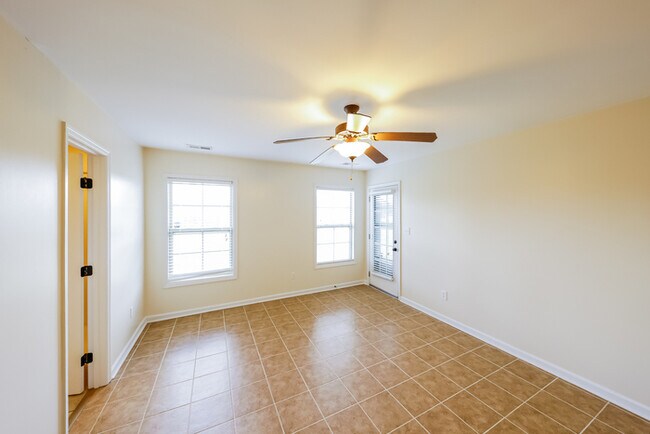 Building Photo - 105 Landings Way Dr