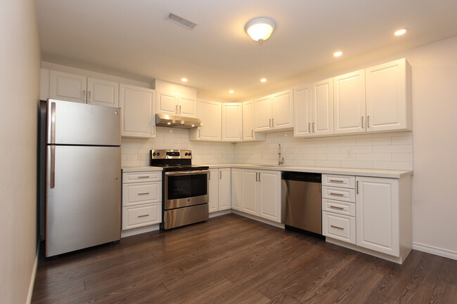 Building Photo - 628 Wilson Rd N