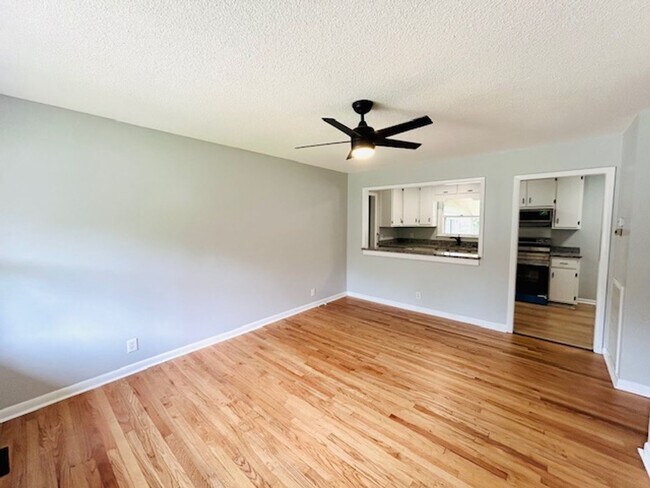 Foto del edificio - MOVE IN SPECIAL- $300 Off First Month's Rent-MOVE IN READY BRICK HOME!