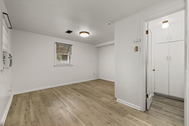 Building Photo - Studio apartment in downtown Boise!