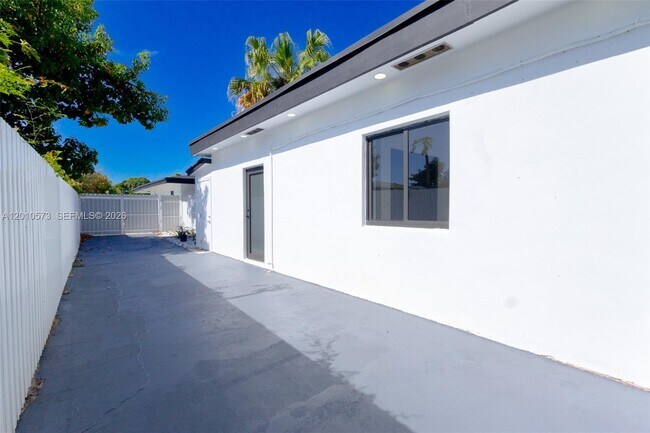 Foto del edificio - 571 NW 152nd St