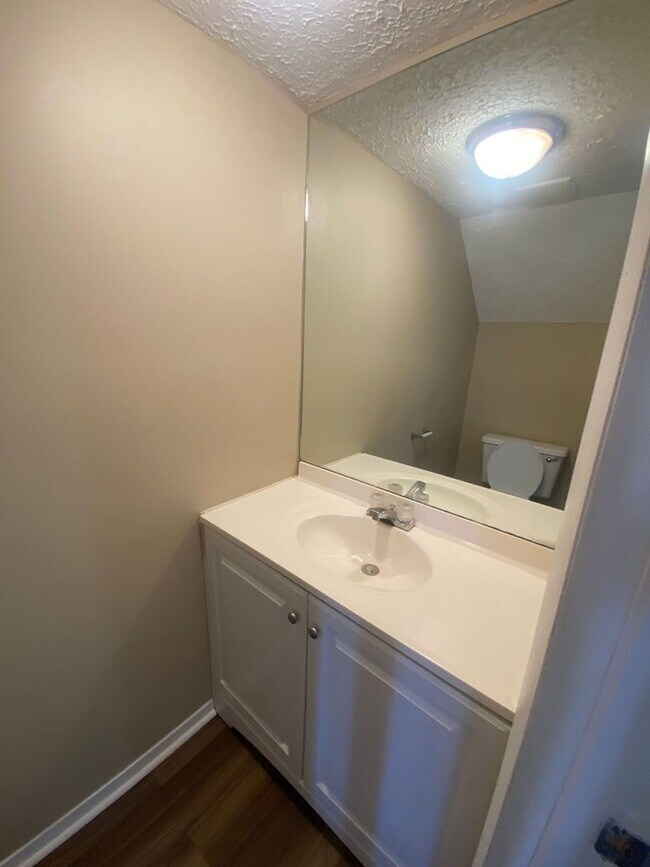 Foto del edificio - Large Townhome w/Master Balcony, Convenien...