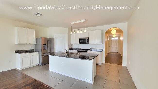 Foto del edificio - LOVELY 4 BEDROOM/2 BATH/ FENCED YARD with ...
